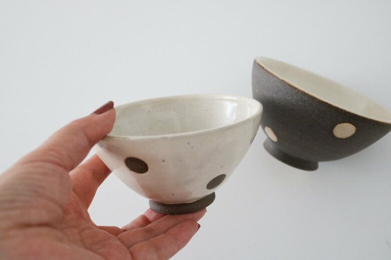 ご飯茶碗など大きく湾曲した食器は、収納グッズを使っても立ててしまうのは大変