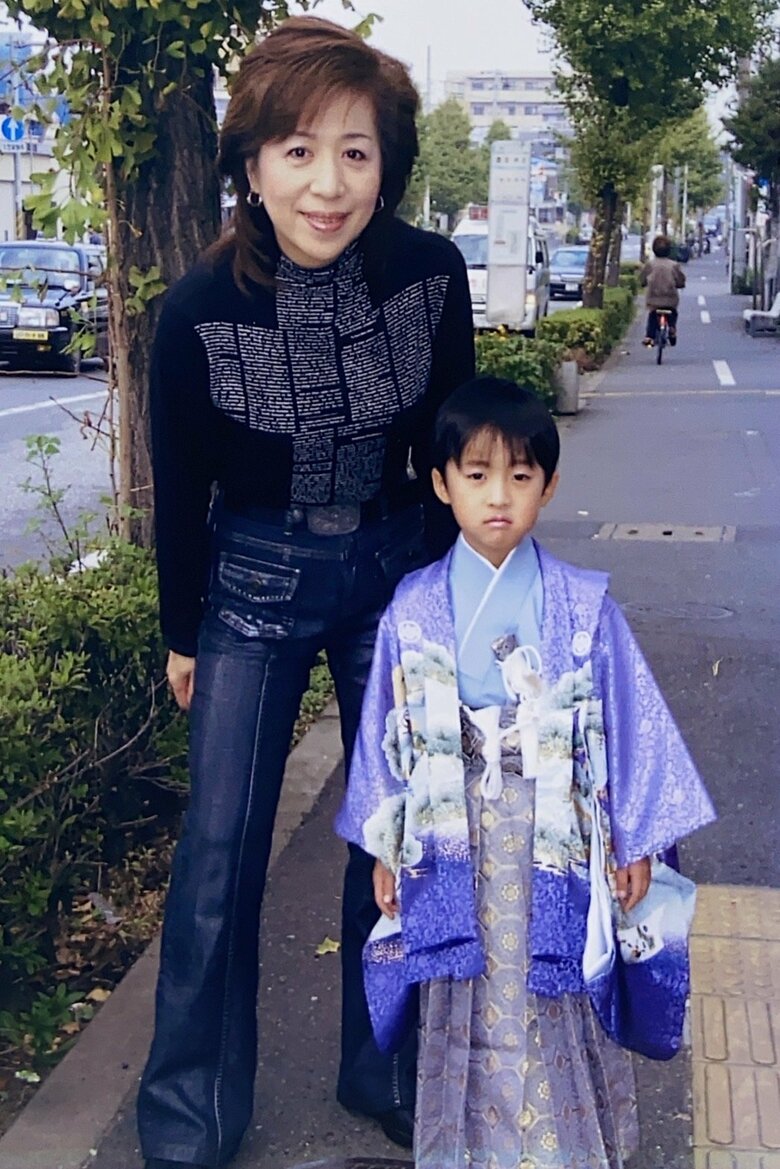 おばあちゃんに見えない！七五三で着物を着た青山さんとスタイル抜群の祖母の2ショット