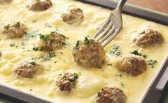 たこ焼き器で！北欧風ミートボールレシピ「チーズたっぷりのホワイトソースで!?」