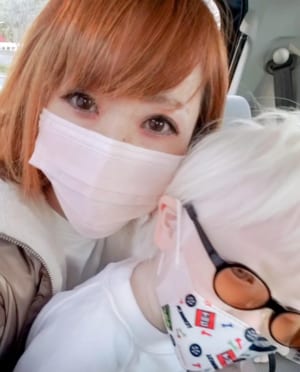 アルビノのリツキくんと母親のユウさん
