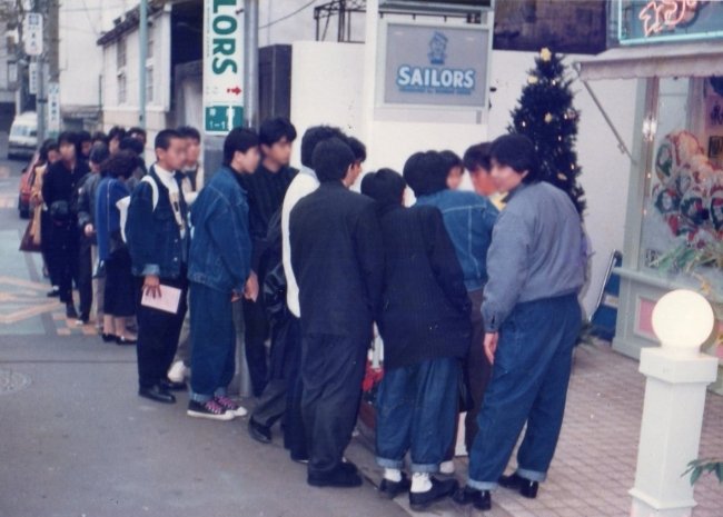 お店に並ぶ学生たちの列