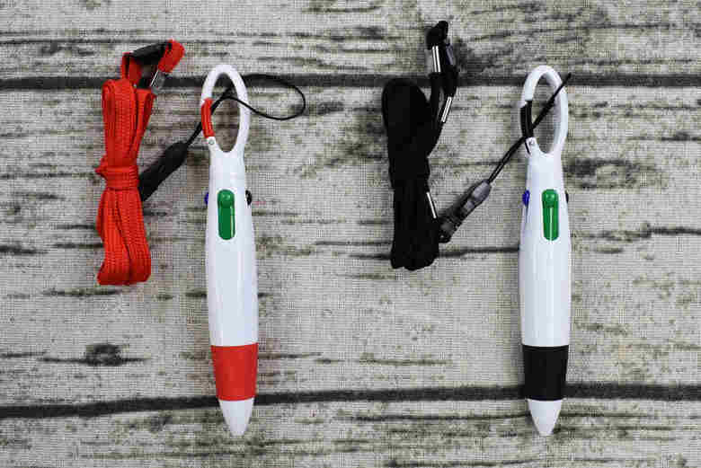 ダイソーの人気文房具「ストラップ付きボールペン」のアップ画像