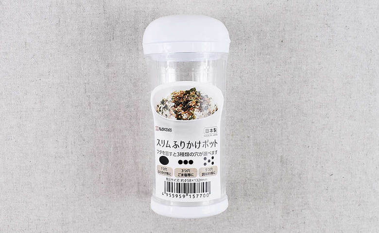 セリアのおすすめキッチン用品「スリムふりかけポット」の実物画像