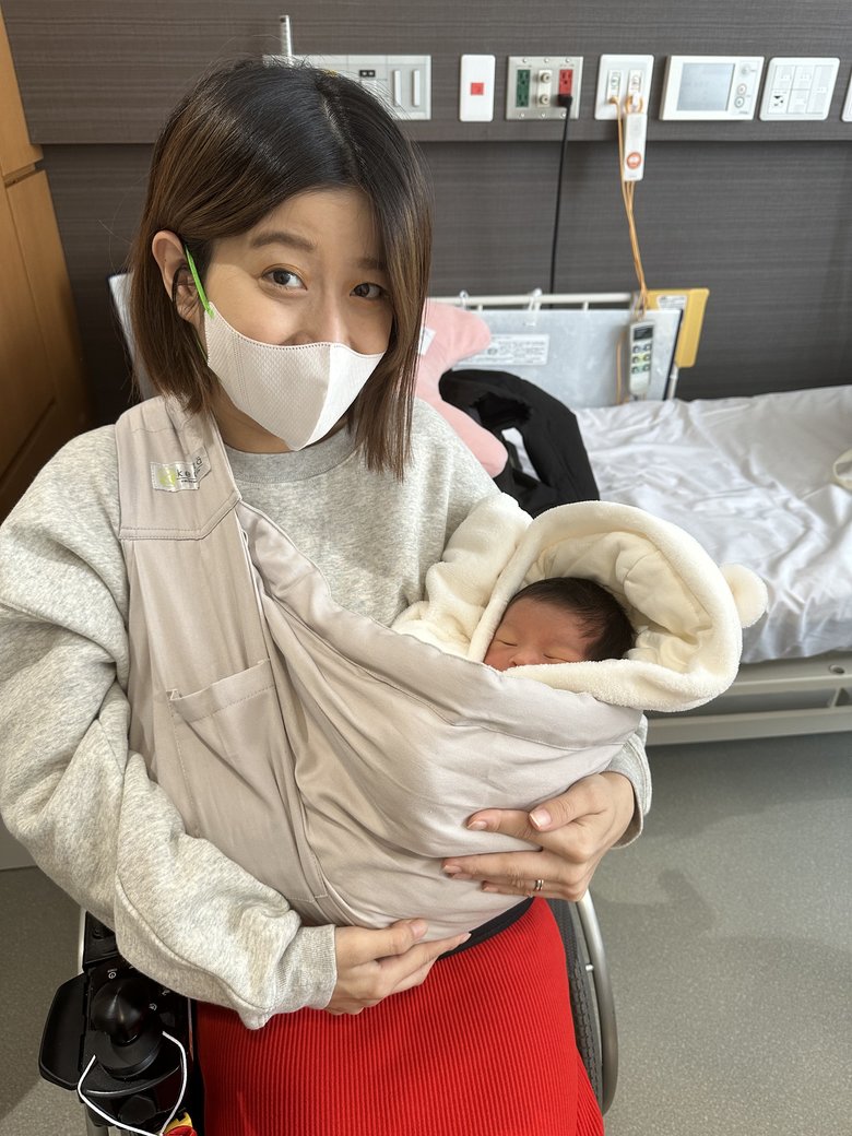 お子さんを抱く千葉絵里菜さん