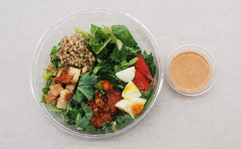 セブンイレブンのおすすめサラダ「グリーンサラダボウル（チリミート＆チキン）」の実物画像