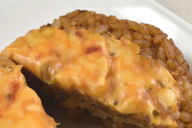 セブンイレブンの人気おにぎり「チーズ＆スパイシータコライス」の実物画像