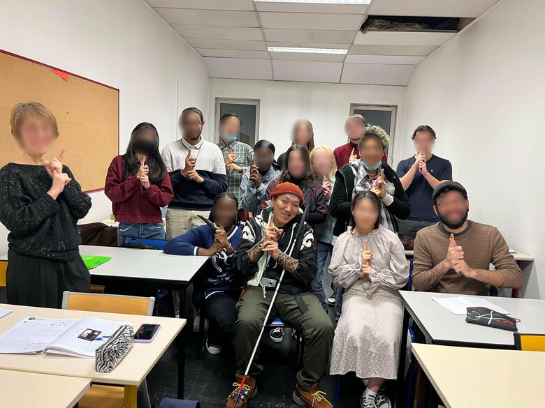 2022年11月、フランスパリの学生たちと。各国からの学生と大学で交流している