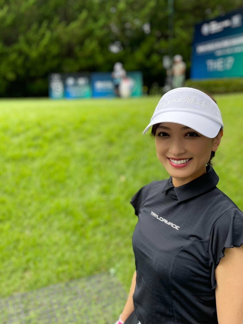 二十歳から始めたというゴルフ。ウェアもバッチリ決まっています