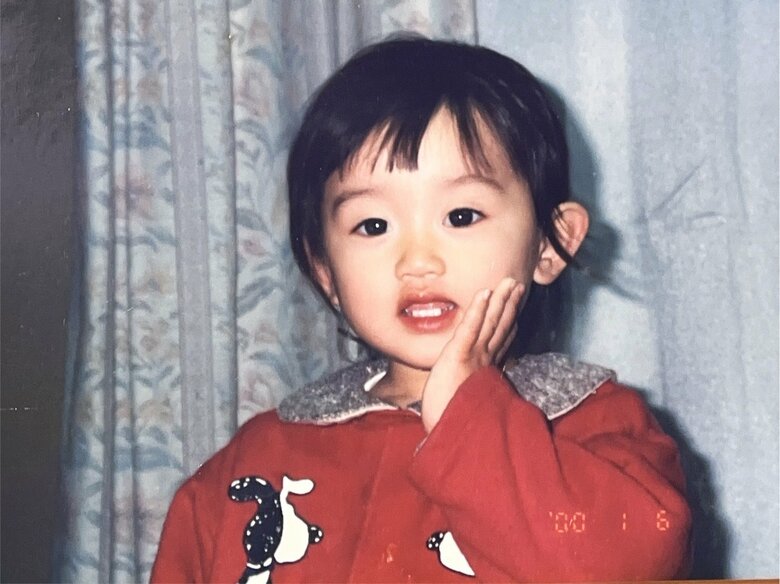 頬杖ショットが可愛すぎる小さい頃の吉田さん