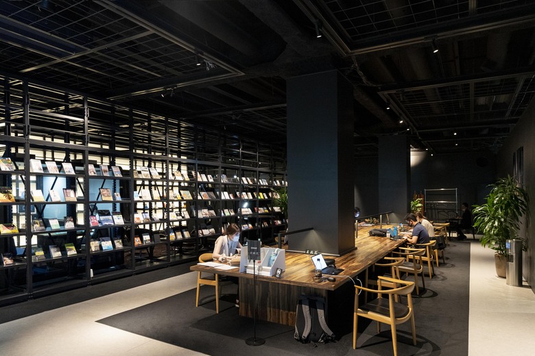 仕事や読書ができる「DIVERARY（ダイブラリー）」