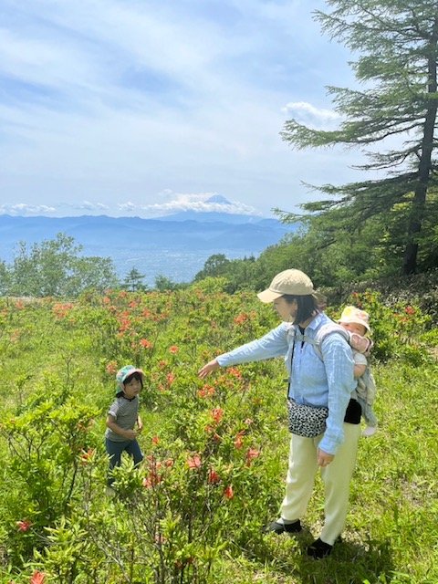 プライベートでも山梨へ。富士山をバックに長女、次女と