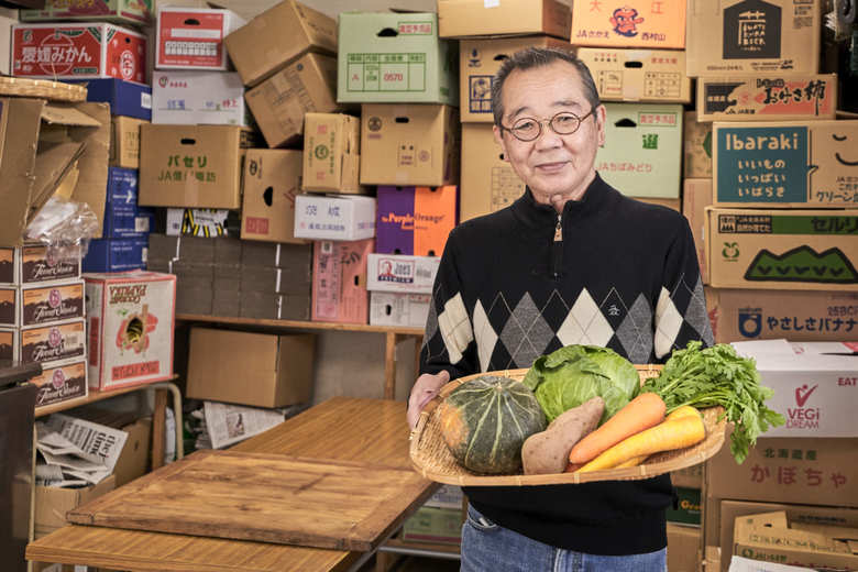 1955年北海道生まれ。フランス料理店で修業中に野菜への関心を深め、26歳より23年間青果納品業に勤務。その後築地場内の仲卸店で有機無農薬野菜のコーナーを立ち上げたのち、2005年東京中央区にレストラン専門青果店『築地御厨』を創業。信頼できる青果店として評判を呼ぶ。2007年からは、一般消費者にもきちんと野菜と向き合ってほしいと、本業のかたわら、無料で「やさい塾」を開講。安全安心な野菜の選び方や扱い方を独自の視点でわかりやすく伝え、幅広い支持を得ている。野菜の目利きとしても、テレビ、雑誌などで活躍中。『間違いだらけの野菜選び（KADOKAWA）』、『子どもと大人のやさいの本 やさいのことがよくわかる、やさいの味方（芸文社）』など、著書多数。