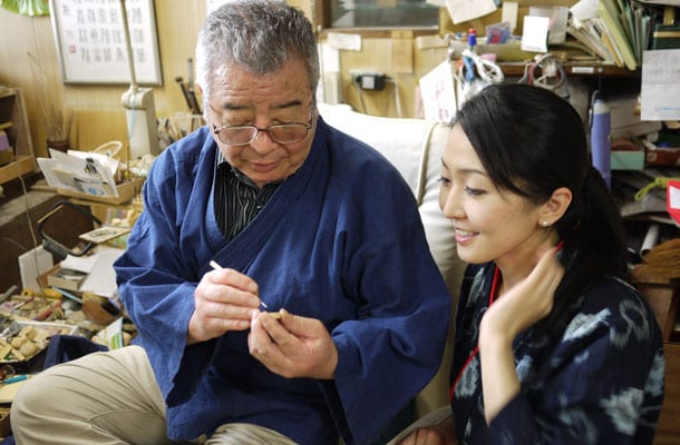 師匠に伊勢根付を教わる梶浦さん