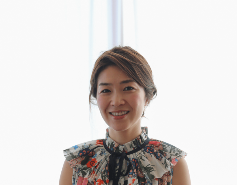 株式会社サイバーエージェントの全社広報室に所属するシニアマネージャー。大学在学中、当時社員数30人だった同社にて内定者アルバイトを開始。2000年に入社後、社長秘書と広報を兼務で務めた後、2005年に同社初の専任広報担当として広報部門を立ち上げる。08年より広報責任者。6歳娘の母として、後輩女性社員の相談に乗ることも。