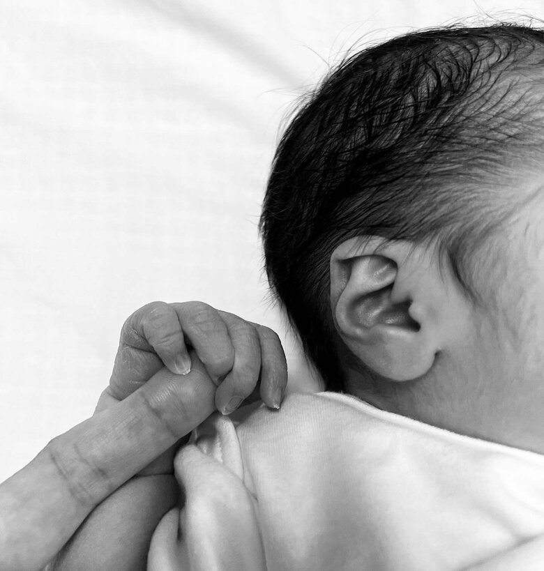 第三子の誕生をインスタグラムでも報告。母親の指を離さない小さな手が愛らしい