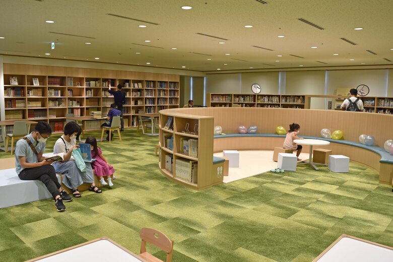 千葉市美術館の「びじゅつライブラリー」は、美術にまつわる図書約4500冊をそろえた図書室。子どもがアートと初めて出会う絵本や児童書も数多く所蔵