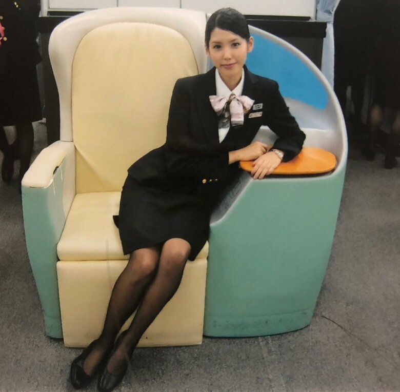 制服姿がお似合い！CA時代の金子さん