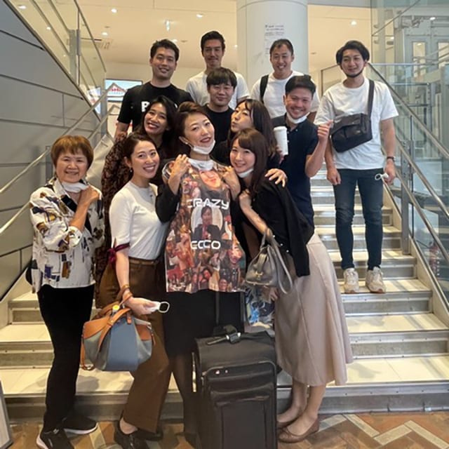 初舞台の会場に駆けつけてくれた友人たちと（写真中央がCRAZY COCOさん）