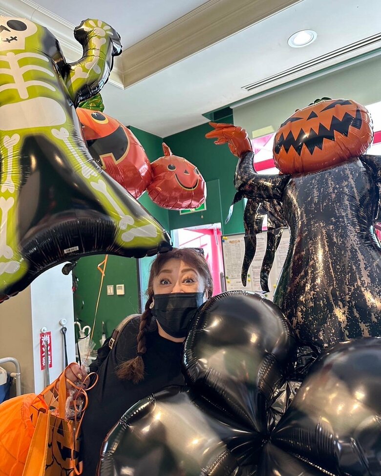 稽古場にてハロウィンの可愛いバルーンに囲まれて