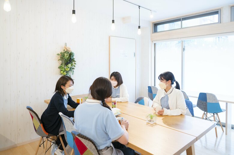 休憩時間の保育士の様子。明るいカフェのような部屋を休憩スペースとして使っている