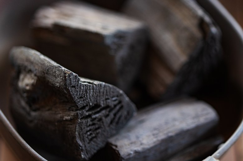 クローゼットや押し入れには炭などを活用した市販の調湿アイテムがおすすめ