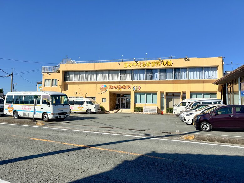 「ほめちぎる教習所 伊勢」は60年の歴史があり、ほど近くに伊勢湾をのぞく立地にある