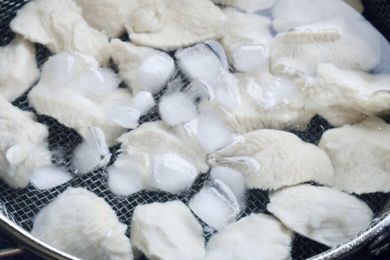 【作り方3】鍋から取り出し氷水で冷やしたら、ざるにあげて水けをきる