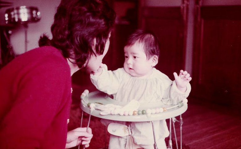 幼少期のUKさん。祖母とのツーショット