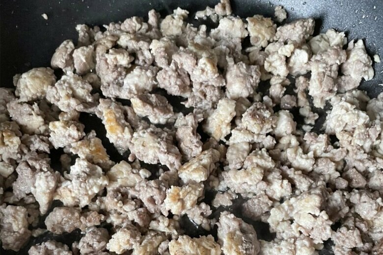 【作り方4】豚ひき肉に8〜9割程度火が通ったらざっくりと崩す。