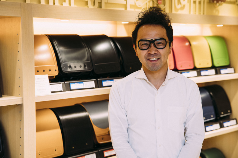 ▲今回お話うかがったのは、三越伊勢丹 新宿子供営業部 スクールライフ バイヤーの栃谷孟亜さん。子供靴・玩具担当などを経て、2012年からランドセルのバイヤーを務められている、まさにランドセルのプロ。現在は、三越伊勢丹オリジナルランドセルの企画開発にも携わっています。