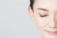 老け顔防止には、茶色の眉が鉄則！  〝いまどき愛され眉〟色と形＆立体感のポイント