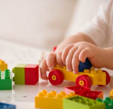 「ダメ、まだ遊ぶの～！」子どものおもちゃの捨て方って難しい…