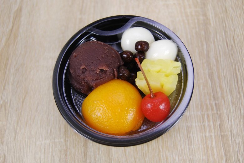 セブンイレブンの人気スイーツ「フルーツあんみつ」の実物画像