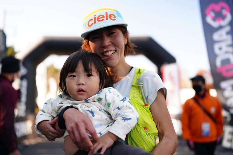 試合会場で息子さんを抱える立石さん。産後わずか4か月でレースに復帰したのだそう…！（写真／Instagramより）