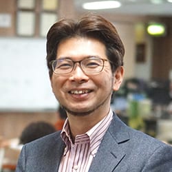 システムエンジニアとして新卒入社。3年後、「さまざまなことに挑戦したい」という想いで、組織価値経営部に所属。現在は人事（採用）、総務、経理、広報、ミャンマー支店のサポート等に従事。また副社長の直属の部下として働きがいのある職場のあり方を追求している。