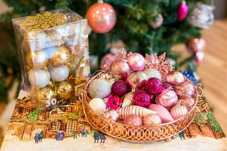 ▲ボール30P MISTYゴールド、ボール30P MISTY PINK 各925円、メタルトレー　ラウンドコパー 597円（ともに税抜）