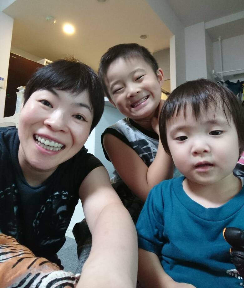 親子3人でカメラの前に。笑顔の山田さんと長男さん、不思議そうにカメラを見つめる次男さん