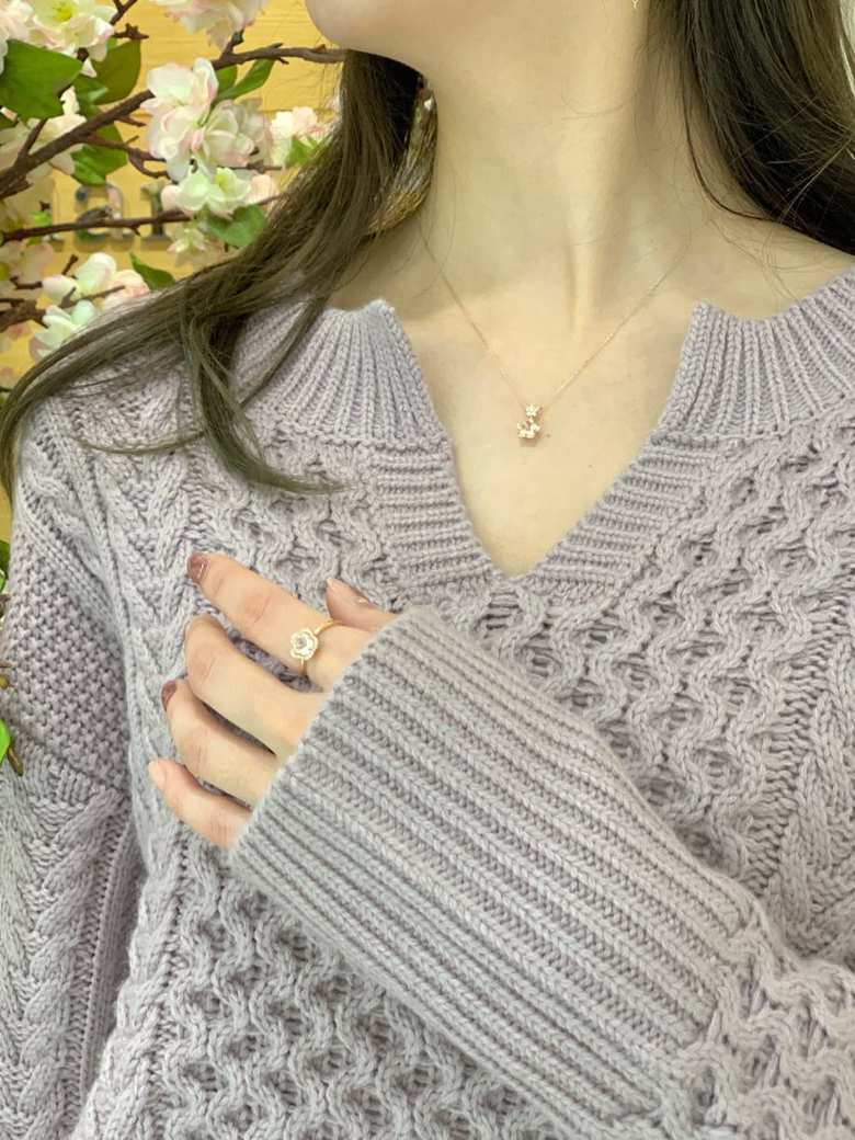 来店歴があり商品購入を迷っていたお客様には、着用画像（写真）を見せながら販売スタッフが改めてご案内。実物を着けられない不安を解消して購入につながった