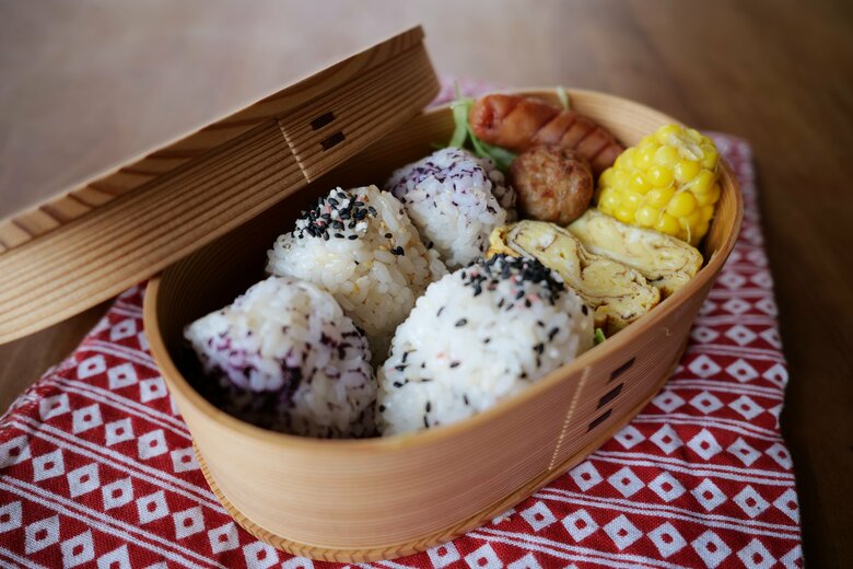 はなさんの好きな赤じそのおにぎりと卵焼きが入ったお弁当