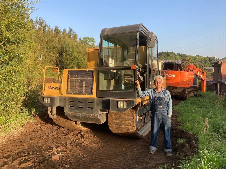 工務店での仕事現場ではデカい重機ものりこなす