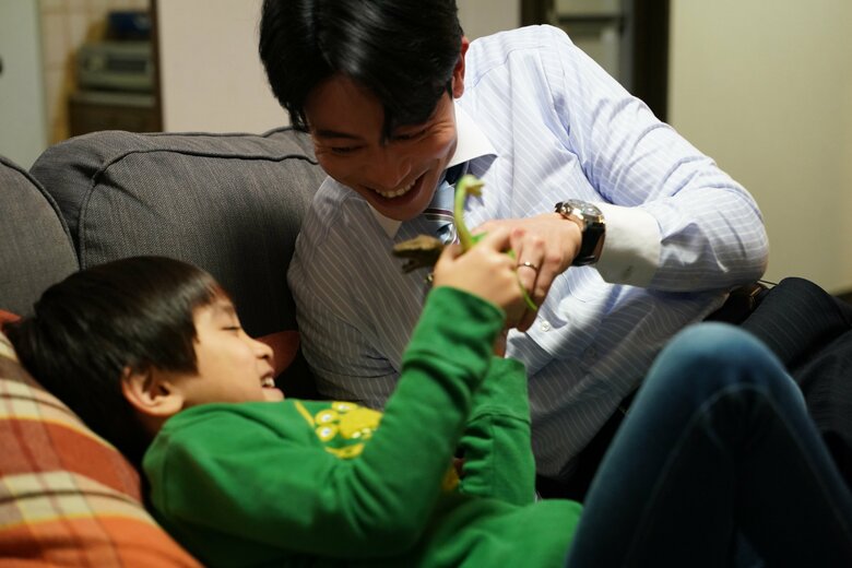 家族のために多忙な日々を過ごす会社員を演じた吉沢悠さん ©︎2022 東北新社