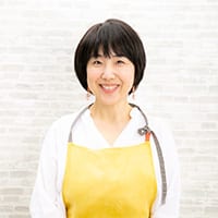 料理家・ライター。アメリカ・カリフォルニア州のミルズ女子大学を卒業後、出版社勤務を経て料理研究家に。雑誌、ウェブなどのメディアで活躍するほか、忙しく働く女性や共働き家庭のための食事法や時短術を、教室、セミナーで伝えている。著書に『サキドリ』『時短料理のきほん』（草思社）、『働くおうちの親子ごはん』（英治出版）ほか。