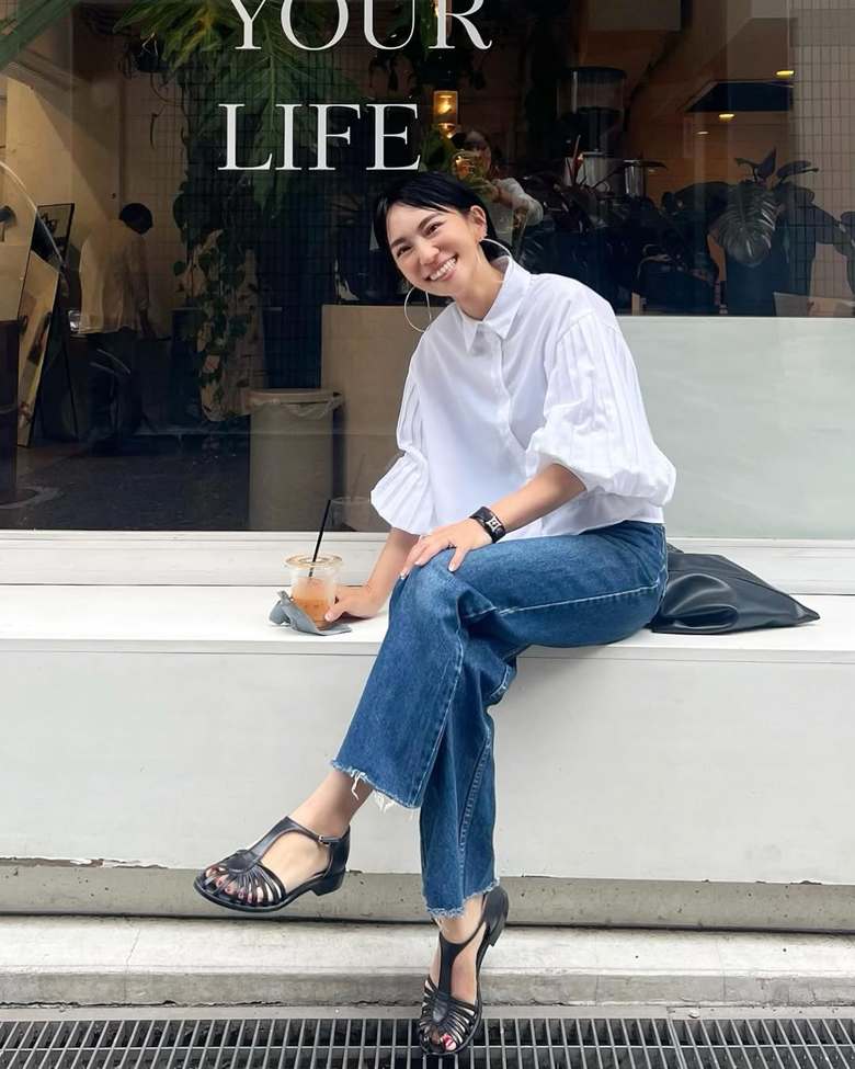 カフェでのさりげないショットもおしゃれ！