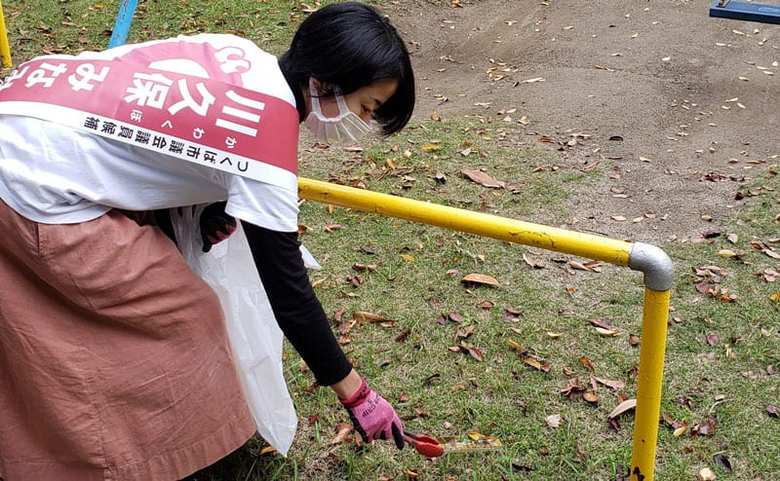 ゴミ拾いする川久保議員