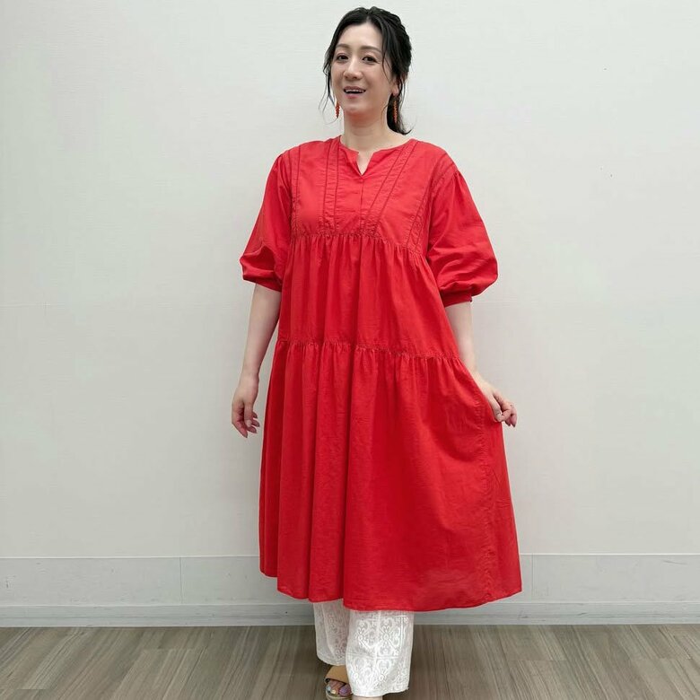 赤いワンピースが引き立つ