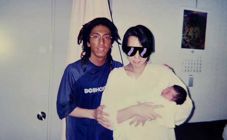 やさしい表情！赤ちゃんを抱く妻に寄り添うKOOさん