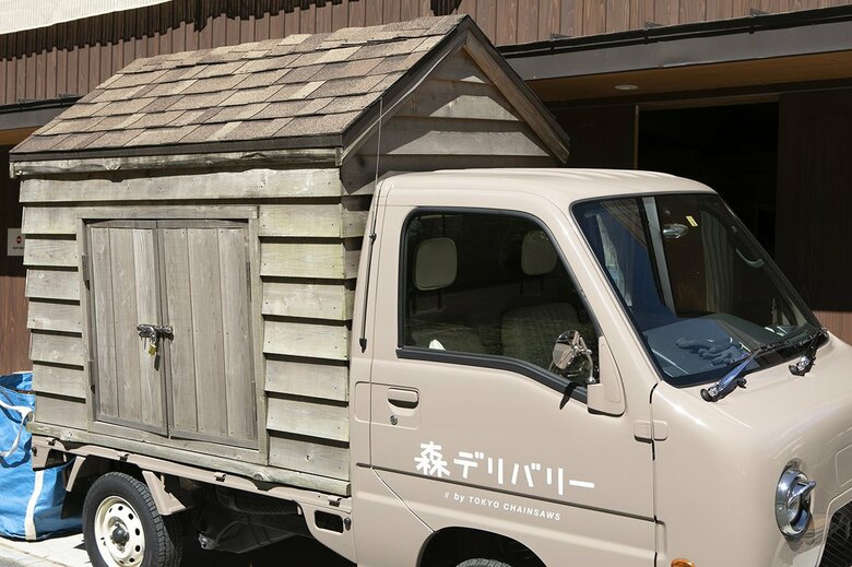 イベント用で使う車はハンドルも木で覆われている