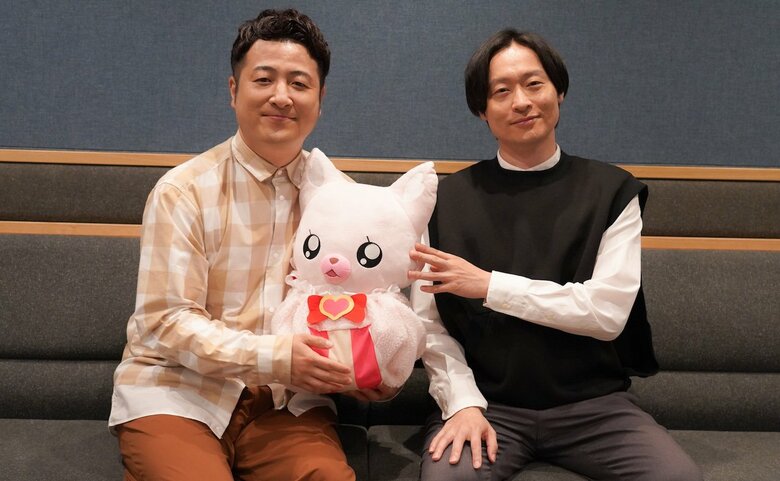 作品キャラクター・コメコメとポーズをとる和牛の二人