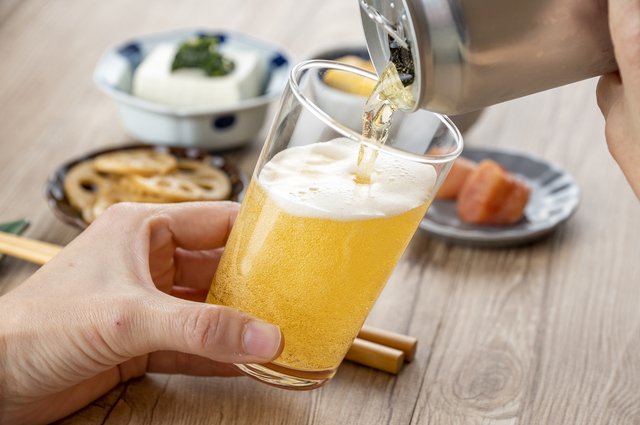 キンキンに冷えたビールより美味い？」宅飲みビールの注ぎ方は“らせん”が決め手｜CHANTO WEB