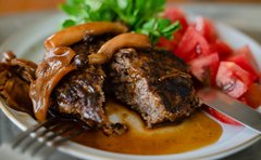 秋の食欲を満たす、バター醤油のきのこハンバーグ